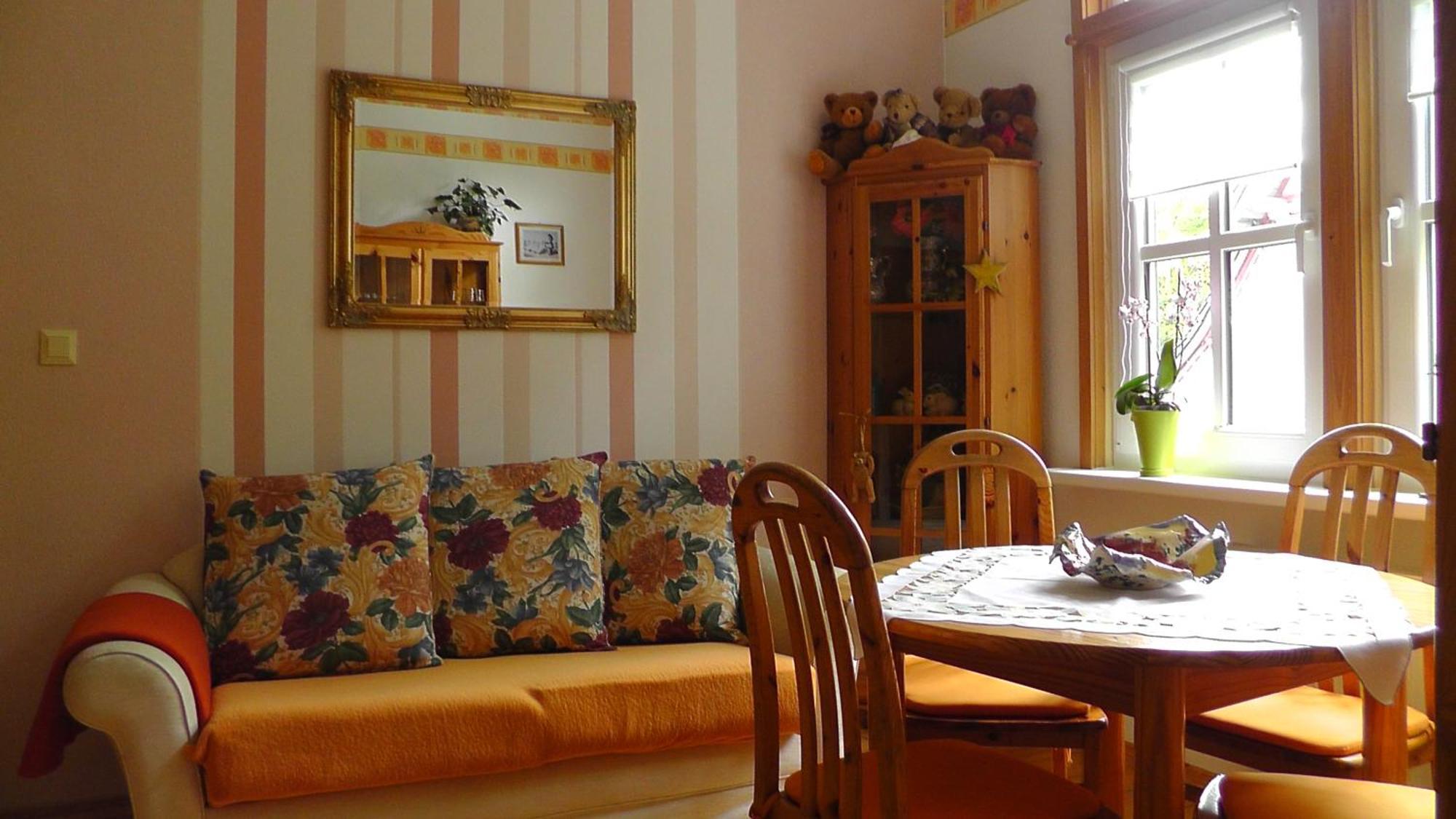 Regina Apartment *